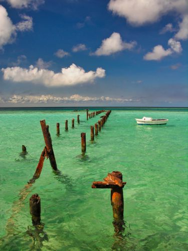 Aruba - Rodger's Beach with broken footbridge and boat