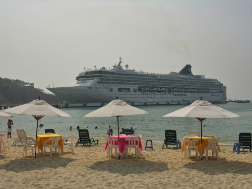 Mexico - Huatulco - Playa Santa Cruz - Beach and Cruise Ship Norwegian Spirit